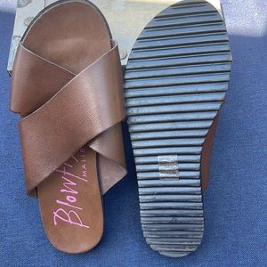 Women’s blowfish sandals